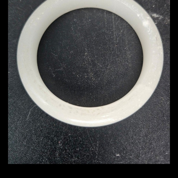 Elegant White Bangle‎ Bracelet - Picture 1 of 3